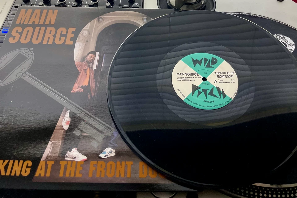 Main Source – Looking At The Front Door 1990 Press 12"  in Picture Cover VG/VG+ Foto 1 de 2
