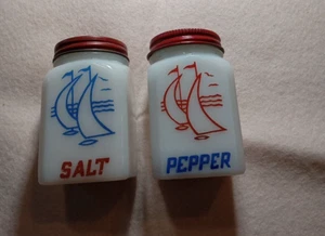Tipp City Salz und Pfefferstreuer Milchglas Segelboote Vintage - Bild 1 von 3