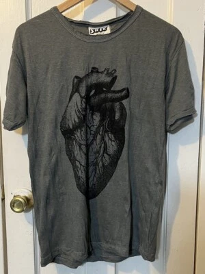 Camiseta de manga corta gris pequeña de cuello redondo para hombre con gráfico de corazón negro muy apreciado Foto 1 de 4