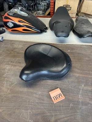 Harley Crossbones Springer Softail Seat Rider Solo Delantero OEM Stock Flstsb Piezas Foto 1 de 4