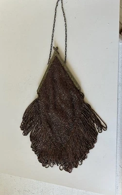 Bolsa de noite antiga de aço com franjas e corrente cobre iridescente 14” de comprimento - Imagem 1 de 4