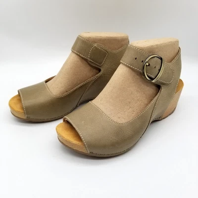 Женские босоножки Dansko модель Tiana из полированного нубука хаки на каблуке размер США 5,5 оливковая кожа - Изображение 1 из 4