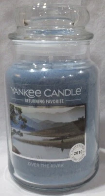 Tarro grande Yankee Candle 22 oz 110-150 horas que devuelve el favorito sobre el río Foto 1 de 4