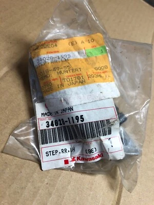 Nuevo de Lote Original Kawasaki 34028-1195 Step RR, LH Ninja 500 con pasador de montaje 92043-1327 Foto 1 de 4