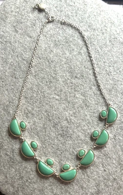 "Collar Liz Claiborne 18""-21"" tono plateado piedras verdes mar"  Foto 1 de 4