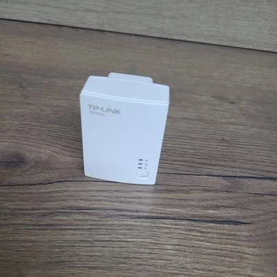 TP-Link TL-PA211 Single Powerline Adapter White 200Mbps Ethernet Port UK Plug - Image 1 of 4