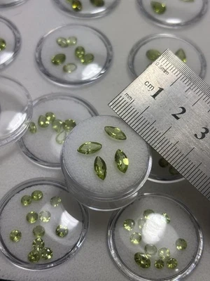 Lote Estate Piedras Preciosas Facetadas Sueltas PERIDOTO Ovalado Cuadrado Pera Esmeralda Redondo 300 un. Foto 1 de 4