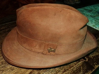 Sombrero Fedora de Cuero Genuino De Colección con Metal Blindado Caballero a Caballo Pin de Metal Foto 1 de 4