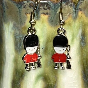 Gold Tone French Hook King's Guard Charms Dangle Earrings. England. Queen. S079 - Picture 1 of 3