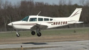 Beechcraft A24R Sierra 200 Moschettiere Aereo Scrivania Legno Modello Piccolo Nuovo - Foto 1 di 2