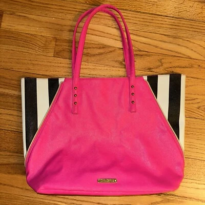 BOLSA DE VIAGEM JUICY COUTURE ROSA COM LISTRAS PRETAS E BRANCAS MUITO BOA SEMINOVA COND - Imagem 1 de 4