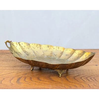 Bandeja Tlaquepaque chapada en latón festoneado años 60 con pies y asa Foto 1 de 4