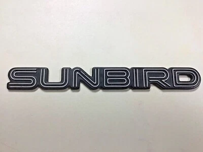 Pontiac Sunbird 1988-1994 puerta lateral maletero trasero emblema OEM #20712574 Foto 1 de 4