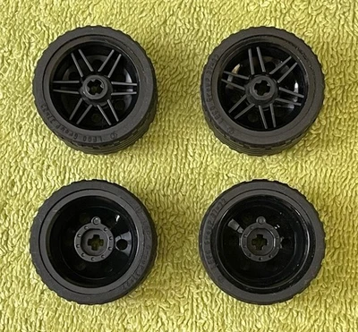 LOTE de 4 ~ Neumáticos LEGO Technic 37x22 ZR con Ruedas NEGRAS {56145, 55978 Foto 1 de 4