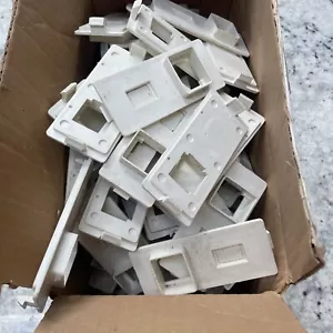 WIREMOLD 5507RJI Nonmetallic dual RJ device plate 5500 Ivory (QTY 25) - Picture 1 of 3