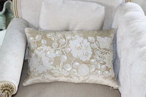 Cuscino Arhaus panna con perline paillettes velluto crema avorio impreziosito 17"x11" - Foto 1 di 5