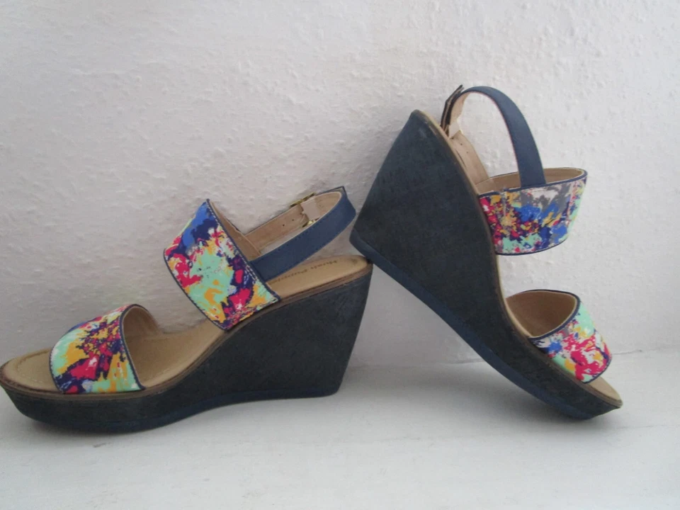 Sandalias de cuña floral azul hush puppies, 8/42 de ancho Foto 1 de 4