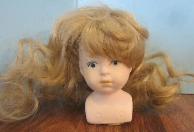 PIEZAS CABEZA PORCELANA/CERÁMICA VINTAGE 3" OJOS PINTADOS/PELUCA RIZADA RUBIA S Foto 1 de 4