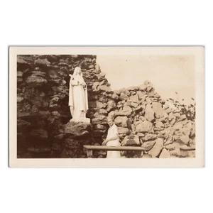 Mujer Visitando a Nuestra Señora - Foto De Colección Gruta Católica - Santuario Virgen María - Imagen 1 de 2