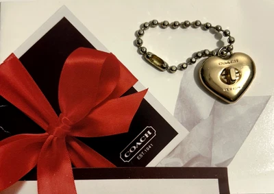 Etiqueta con dije de metal color dorado en forma de corazón COACH con cadena para bolsos cartera muñeca Foto 1 de 3