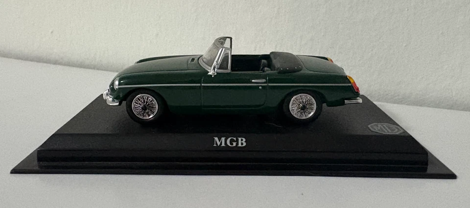 Modellino auto MGB verde - scala 143 - Immagine 1 di 1
