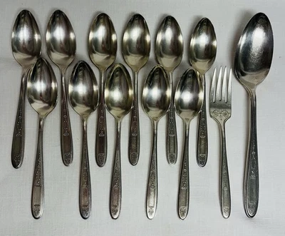 Лот из 13 серебряных чайных ложек, салатных вилок и сервировочных ложек с узором GROSVENOR - Изображение 1 из 4