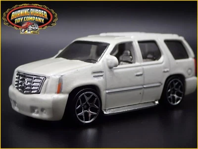 2007-2014 Cadillac Caddy Di Escalade Bianco 1:64 Scala da Collezione Modellino - Immagine 1 di 4