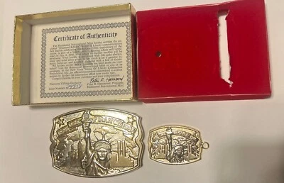 Hebilla y llavero de cinturón de metal occidental chapado en oro y plata de 24 quilates de la Estatua de la Libertad Foto 1 de 4