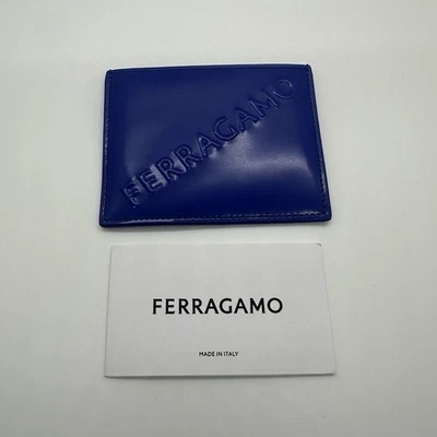 Nuevo con etiquetas Salvatore Ferragamo | Estuche para tarjetas de cuero de becerro charol azul lapislázuli en relieve $380 Foto 1 de 4