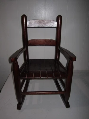 Mecedora de madera tamaño infantil vintage hecha a mano acabado oscuro brillante ¡¡Muy bonita!!! Foto 1 de 4