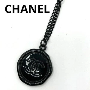 Chanel Taschenanhänger Schlüsselanhänger Neuheit schwarz geschnitztes Siegel Kosmetik kaufen Japan neu - Bild 1 von 3
