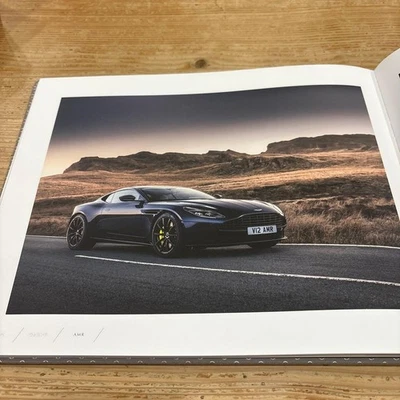 Aston Martin DB11 V12 AMR Catálogo Oro Logo Cubierta Usado Foto 1 de 3