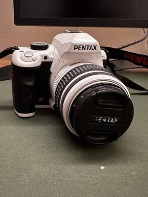 Câmera Digital SLR Pentax K-r 12.4MP Cor Branca com Conjunto de Lentes 18-55mm do Japão - Imagem 1 de 4