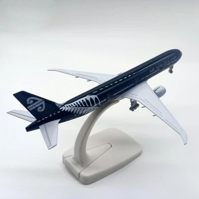 Modellino Aereo Die-Cast 1:350 20cm Boeing 777 Air New Zealand Collezione Regalo - Immagine 1 di 4