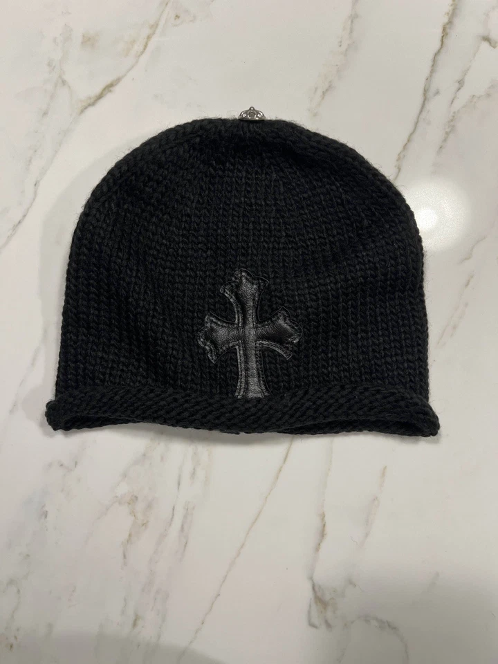Gorro tejido corazones cromados con parche cruzado de cuero Foto 1 de 4