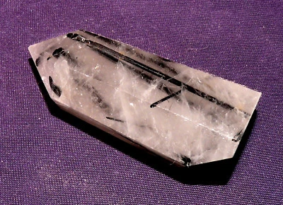 Quarz mit schwarzem Turmalin, Obelisk, Heilstein  62,7g 59x30x24mm - Bild 1 von 4