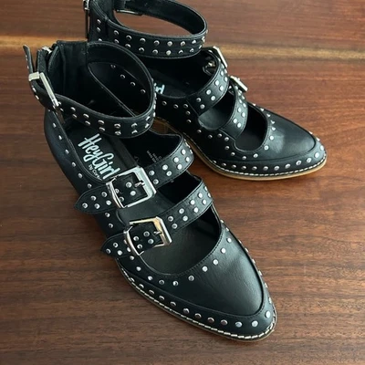 Hey Girl! Botines con hebilla tachonada de Corky Cackle en punta negra talla 7 Foto 1 de 4