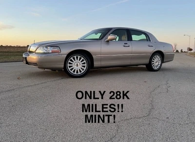 2003 Lincoln Town Car EXECUTIVE - Image 1 of 4
