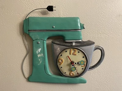 Reloj de Pared Allen Designs Vintage Verde Mezclador Péndulo Cupcake 16.5" Como Está Foto 1 de 3