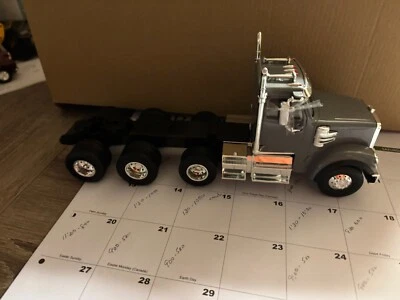 1/32 ERTL-TOMY  FREIGHTLINER 122SD DAY CAB SEMI TRACTOR,  NO PACKAGING # B 741 - Image 1 of 4