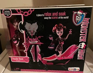 2011 Monster High Draculaura Puppe mit Pulverzimmer, Outfit, Haustier Fledermaus ToysRus EXC NEU - Bild 1 von 3