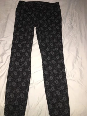Pantalones ajustados BANANA REPUBLIC negros estampado floral 28L 32 X 30 Foto 1 de 4
