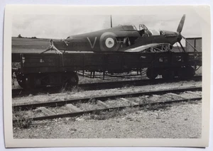 FOTO FRANZ. BEUTE JAGDFLUGZEUG MIT KENNUNG VERLADEN AUF WAGGON IN DAMANS(?) - Bild 1 von 2