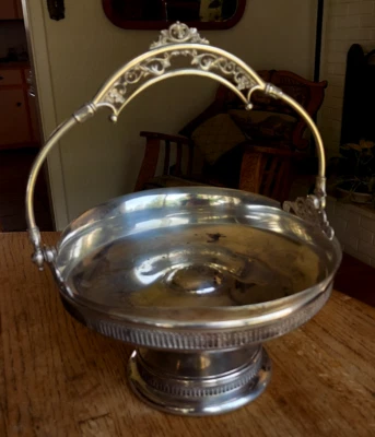 Cesta de frutas con mango en relieve - Plato de plata cuádruple victoriano - Plata Derby Foto 1 de 3