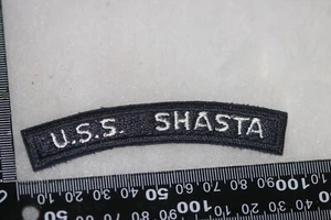 UNIFORME ORIGINAL DE LA MARINA DE EE. UU. PESTAÑA DE TÍTULO DE HOMBRO USS SHASTA BORDE DE CORTE TEMPRANO - Imagen 1 de 2