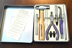 Making Memories WERKZEUGSET Metallkoffer Pinzette/Ösensetzer/Zange/Papierstecher - Bild 1 von 3