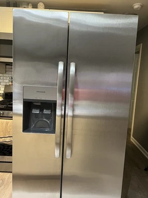 Refrigerador Frigidaire lado a lado de acero inoxidable 33" Foto 1 de 4