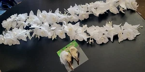 Guirnalda de flores blanca de 70"" y pájaros amigos emplumados de 3""; boda/aniversario - Imagen 1 de 24