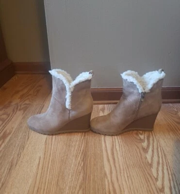 НОВЫЕ сапоги Nine West на танкетке Camina. Замшевый желтовато-коричневый с искусственным мехом. Размер 7 1/2.  - Изображение 1 из 4