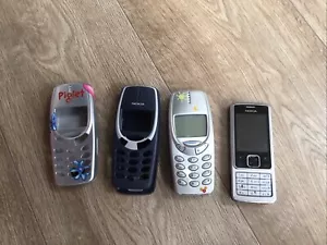 NOKIA RETRO HANDYS X 2 PLUS 2 EXTRA HÜLLEN EVTL. NUR TEIL, FUNKTIONIERT ABER MÖGLICHERWEISE - Bild 1 von 2